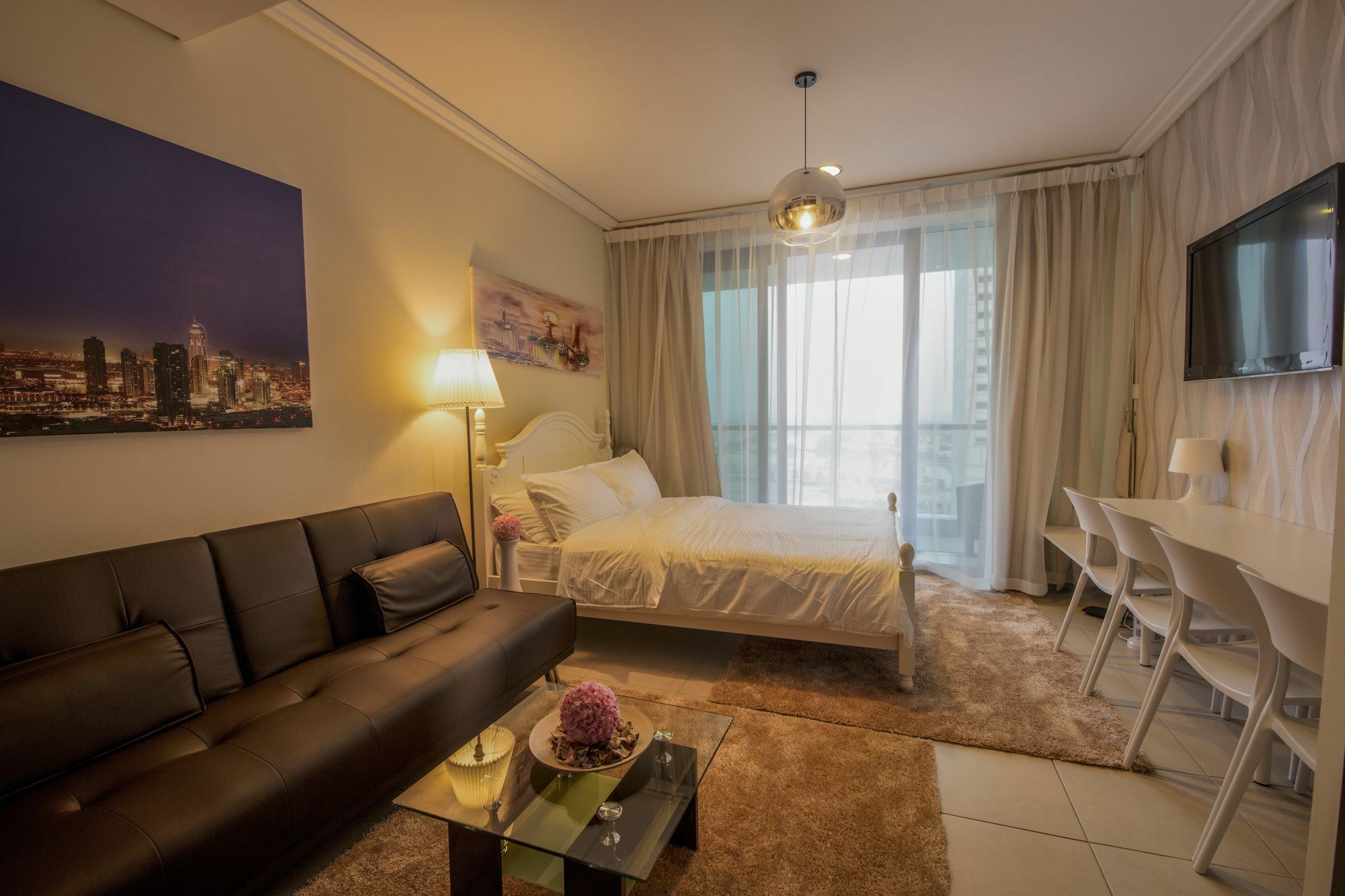 Iconic With Balcony Apartment *